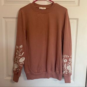 Solitaire sweatshirt with floral embroidery.